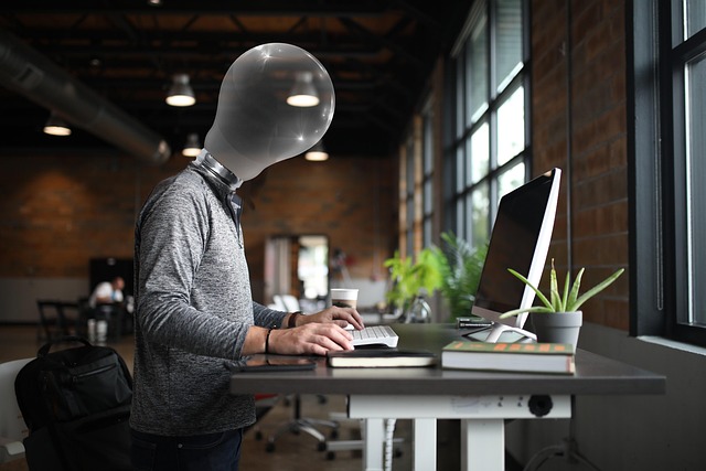 Ergonomische Hilfsmittel – Belastungen im Alltag reduzieren - Hilfsmittel für den Nacken - RueckenNackenCheck.de